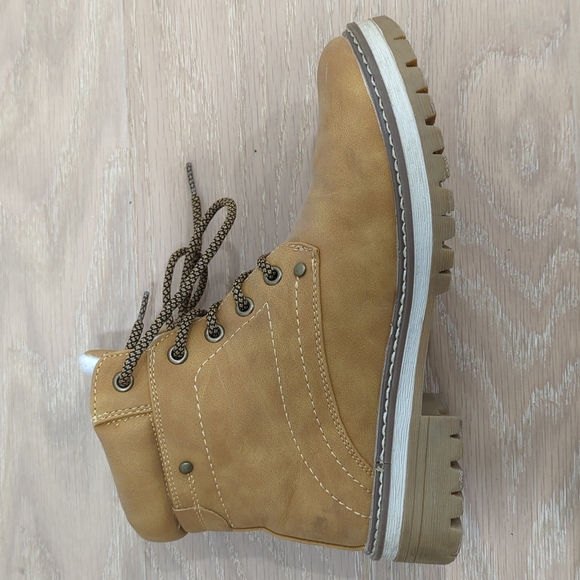 Hiking Style Boots - Picture 5 of 6